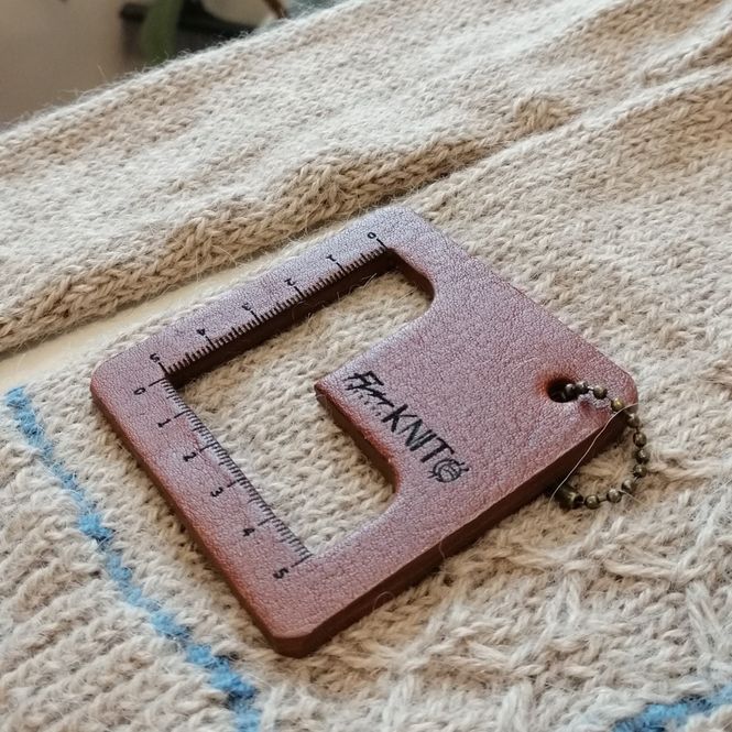 Hovedbilde Fjør knit - Strikkefasthetsmåler